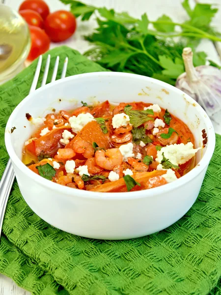 Räkor och tomater med feta i vit skål på grön servett — Stockfoto