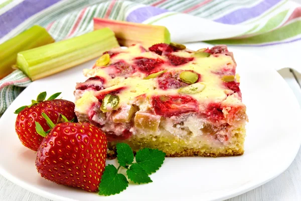 Tarta de fresa-ruibarbo con crema agria y servilleta a bordo —  Fotos de Stock