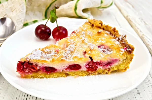 Pie cherry with sour cream in plate on board — Stock fotografie