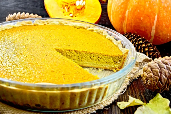 Tarte citrouille dans la casserole à bord — Photo