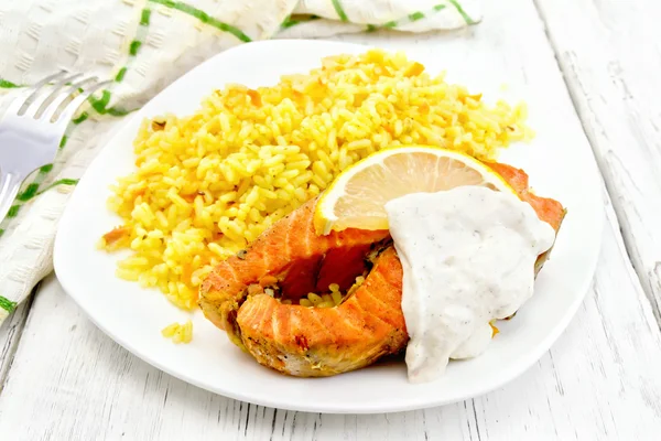 Salmón con limón y arroz a bordo — Foto de Stock