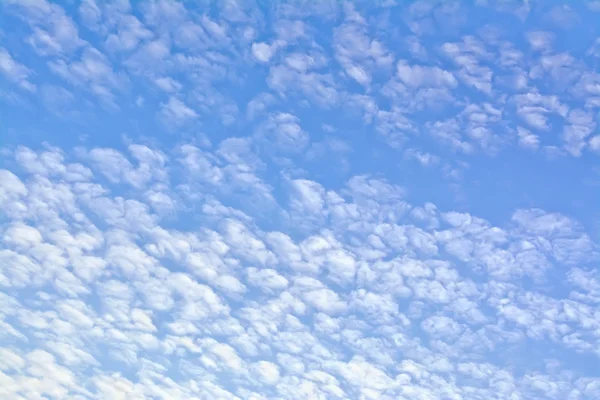 Cielo con nubes pequeñas —  Fotos de Stock