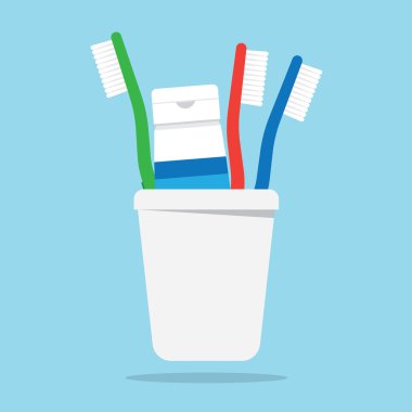 Üç diş fırçası ve diş macunu bir cam