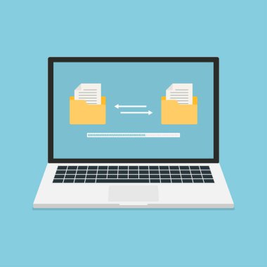 Dizinleri ekranda ve transfer edilmiş belgeleri olan bir dizüstü bilgisayar. Dosyalar transfer edildi. Belge yönetimi. Dosyaları kopyala, veri değişimi, yedekleme, gönderme süreci, dosya paylaşımı veya belge gönderme.
