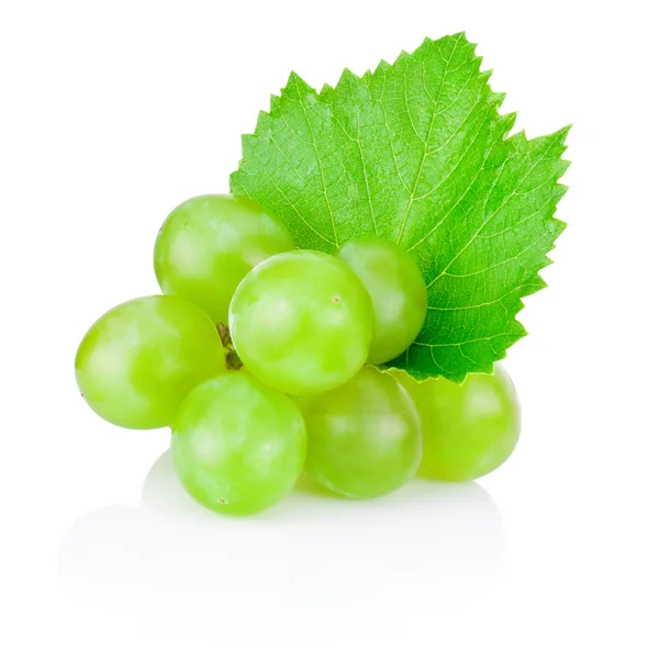 Frische grüne Traube mit Blatt isoliert auf weißem Hintergrund — Stockfoto