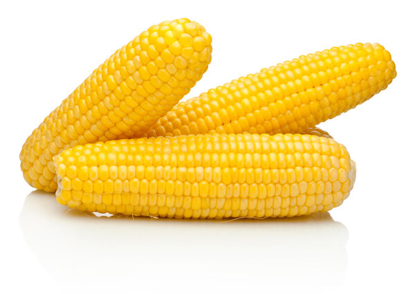 Кукуруза на зернах початков очищены изолированы на белом фоне
