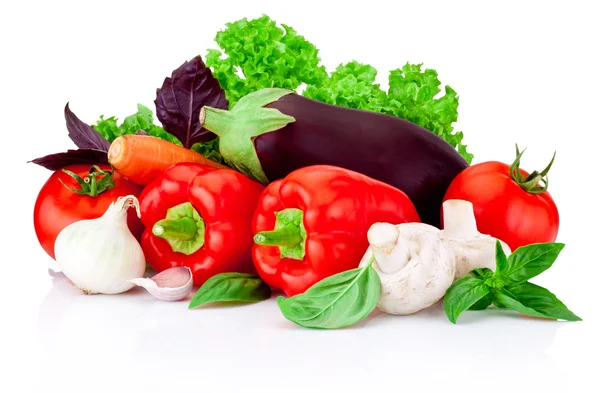 Verduras frescas crudas aisladas sobre un fondo blanco —  Fotos de Stock