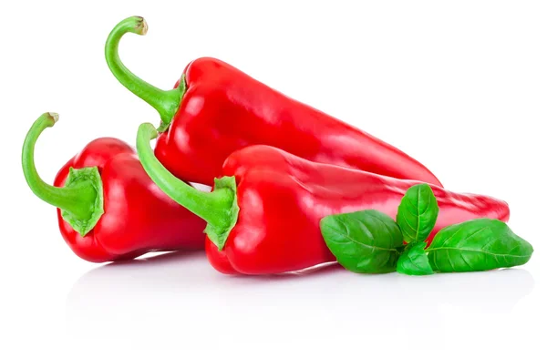 Drei rote Paprika mit Blatt isoliert auf weißem Hintergrund — Stockfoto