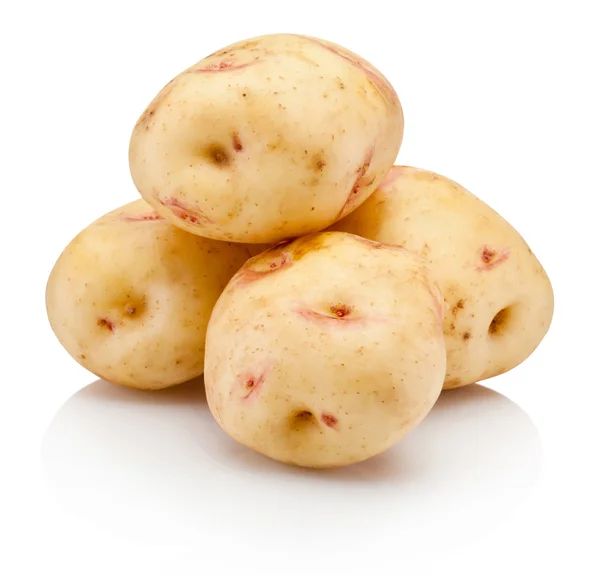 Nové brambory izolované na bílém pozadí — Stock fotografie