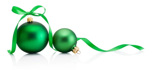 Twee Groene Kerstballen Met Lint Strik Geïsoleerd Witte Achtergrond — Stockfoto