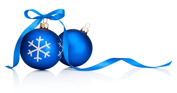 白い背景にリボンの弓で隔離された2つの青いクリスマスの装飾のボール — ストック写真