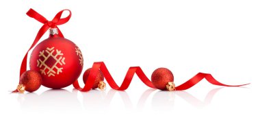 Kırmızı Noel süslemeleri, beyaz arka planda izole edilmiş kurdele yayı.