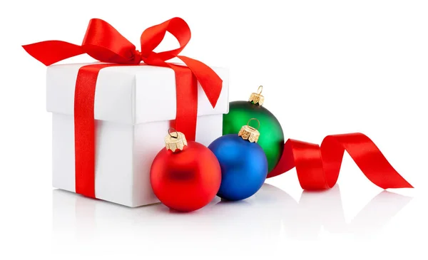 Weiße Geschenkbox Gebunden Rotes Band Schleife Und Weihnachtskugeln Isoliert Auf — Stockfoto