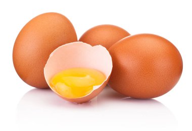 Üç kahverengi çiğ yumurta ve bir tanesi beyaz bir sırt grubunda kırılır.