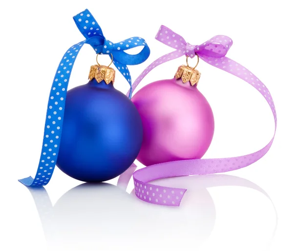 Bola de Natal Azul e Rosa com laço de fita Isolado em branco — Fotografia de Stock