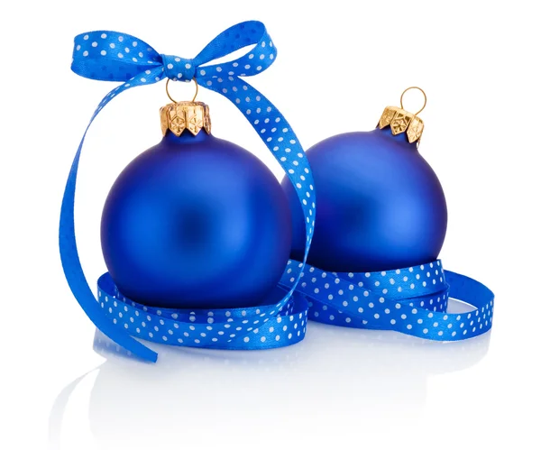 リボンで 2 つの青いクリスマス ボール弓で分離された白を — ストック写真