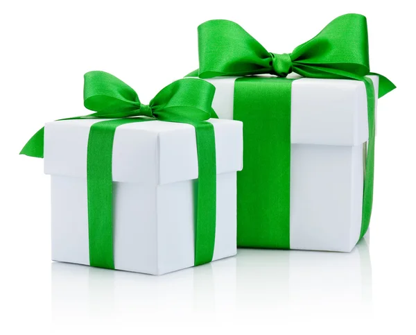 Dos cajas blancas atadas con lazo de cinta verde aisladas sobre fondo blanco — Foto de Stock