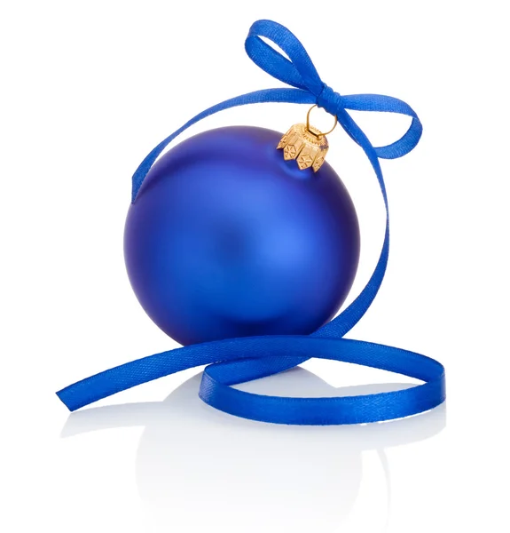 Bola de navidad azul con lazo de cinta aislado sobre fondo blanco — Foto de Stock