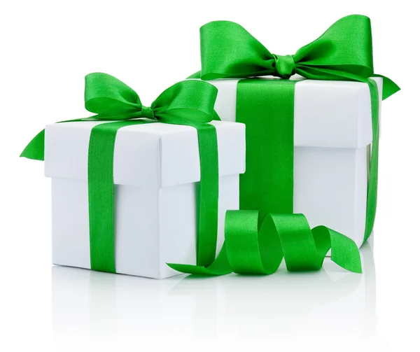 Dos cajas blancas atadas con lazo de cinta verde aisladas sobre fondo blanco —  Fotos de Stock
