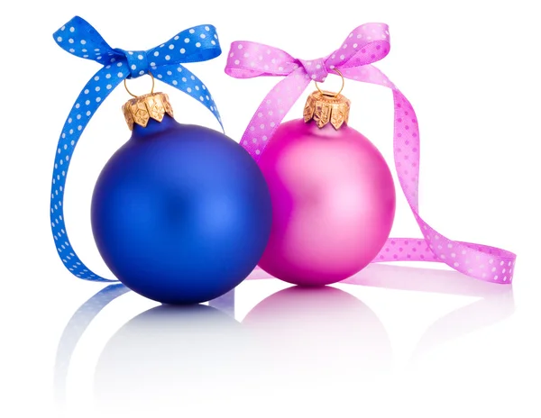 Boże Narodzenie ball niebieski i różowy z wstążka łuk na białym tle na b biały — Zdjęcie stockowe