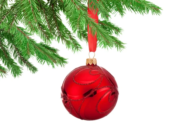 Rote Dekoration Weihnachtskugel hängt an einem Tannenzweig isol — Stockfoto