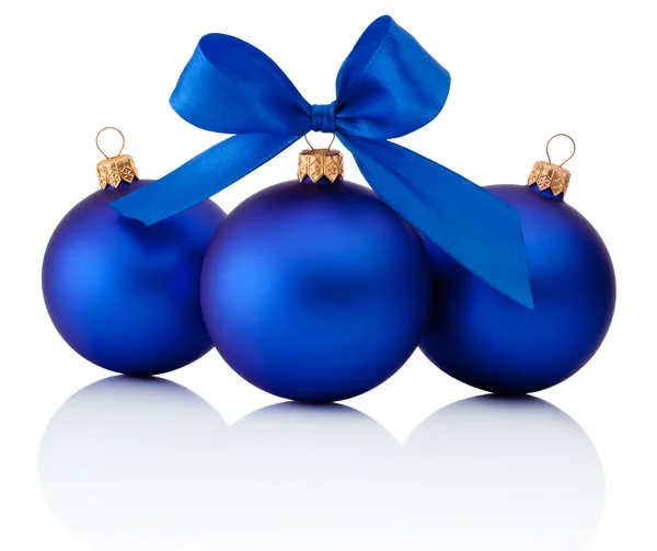 Τρεις μπλε Χριστούγεννα μπάλες με κορδέλα τόξο απομονωμένη στο λευκό bac — Φωτογραφία Αρχείου
