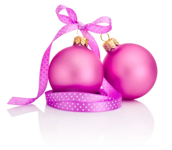 Twee roze kerstballen met lint buigen geïsoleerd op witte backg — Stockfoto