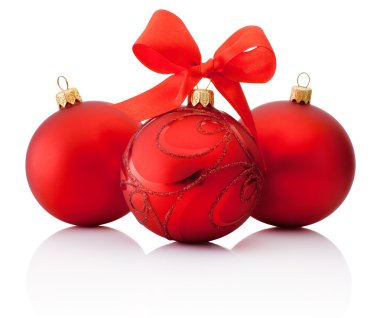 Üç kırmızı süslemeleri Noel top ile şerit üzerinde Göl kenarında yay