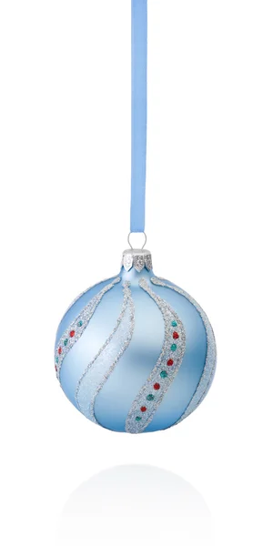 Modré ozdoby vánoční koule zavěšená na pásu karet izolované na wh — Stock fotografie