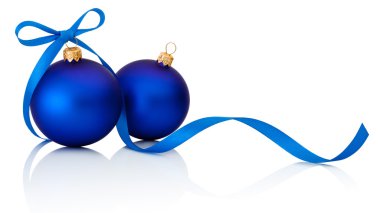İki mavi Noel topları kurdele ile göl kenarında üzerinde beyaz backg yay.