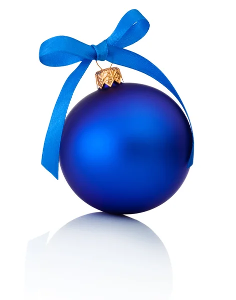 Синій різдвяний м'яч зі стрічковим бантом ізольований на білому тлі — стокове фото