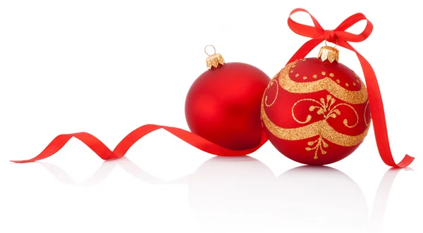 两个红色圣诞装饰球上 w 孤立的丝带蝴蝶结 — 图库照片
