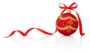 Kırmızı Noel dekorasyon top beyaz izole şerit yay ile