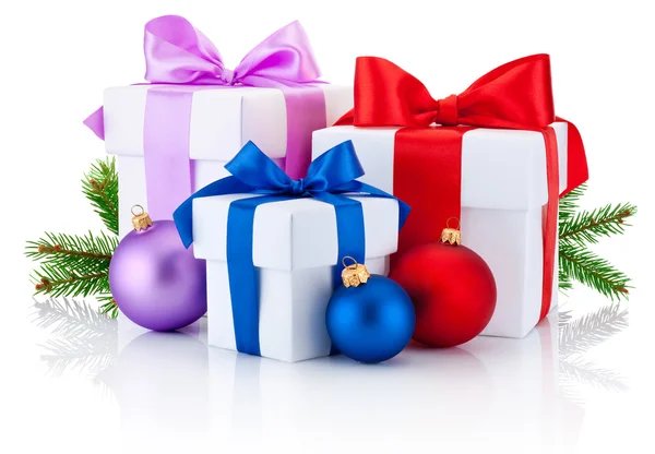 Három fehér doboz kötött szalag íj, fenyő fa ága és a karácsony — Stock Fotó