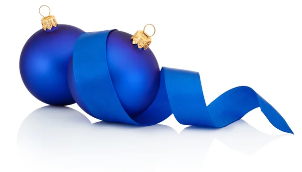 Dois bola de Natal azul coberto com fita enrolada Isolado em w — Fotografia de Stock