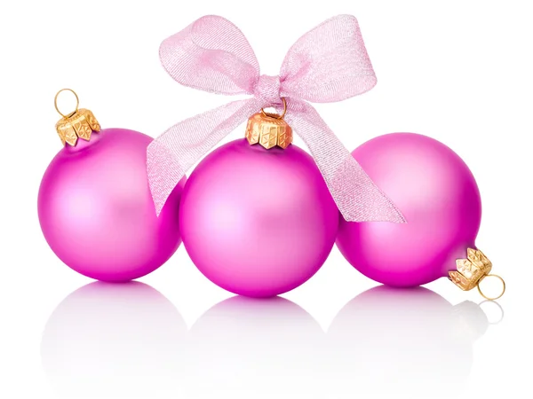 Tre palle di Natale rosa con fiocco a nastro Isolato su bac bianco — Foto Stock