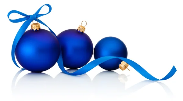 Τρεις μπλε Χριστούγεννα μπάλες με κορδέλα τόξο απομονωμένη στο λευκό bac — Φωτογραφία Αρχείου