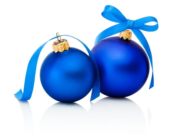 Due palline di Natale blu con fiocco a nastro isolato su dorso bianco — Foto Stock