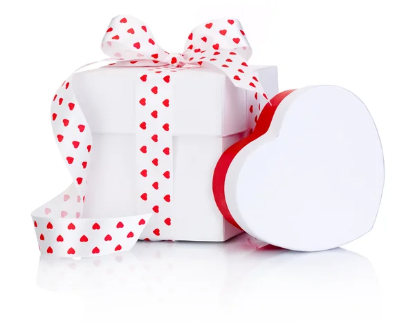 Дві білі коробки пов'язані атласною стрічкою з символом серця Ізольовані — стокове фото