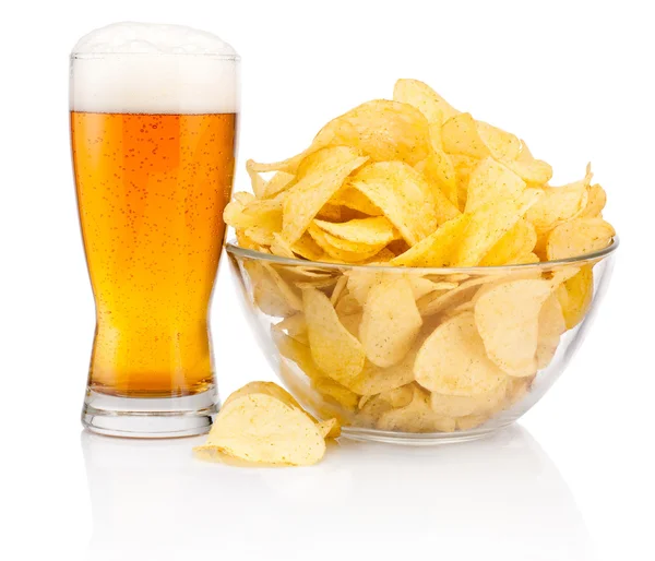 Glas Bier und Kartoffelchips in Glasschale isoliert auf weißem B — Stockfoto