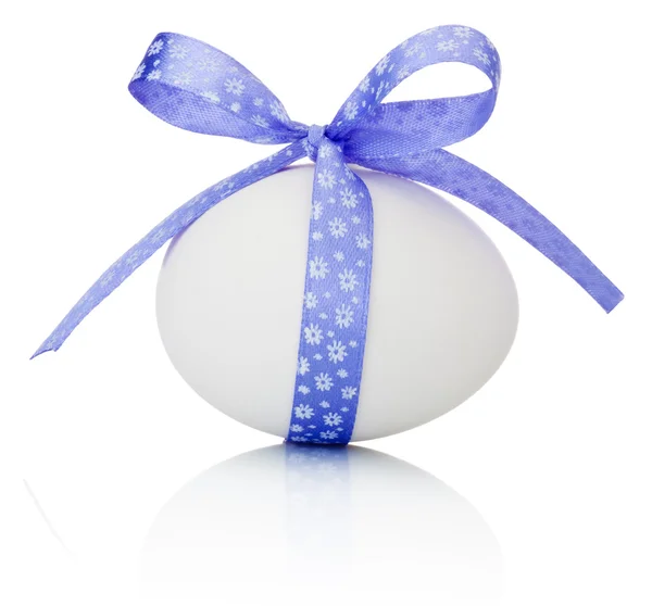 Velikonoční vajíčko s slavnostní fialové luk izolovaných na bílém pozadí — Stock fotografie