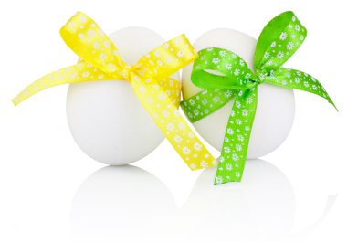 Yeşil ve sarı kurdele ile iki Paskalya yumurta üzerinde izole WHI yay