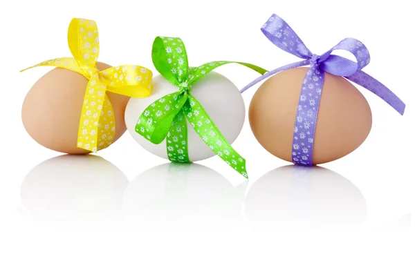 Tres huevos de Pascua con arco festivo aislado sobre fondo blanco —  Fotos de Stock