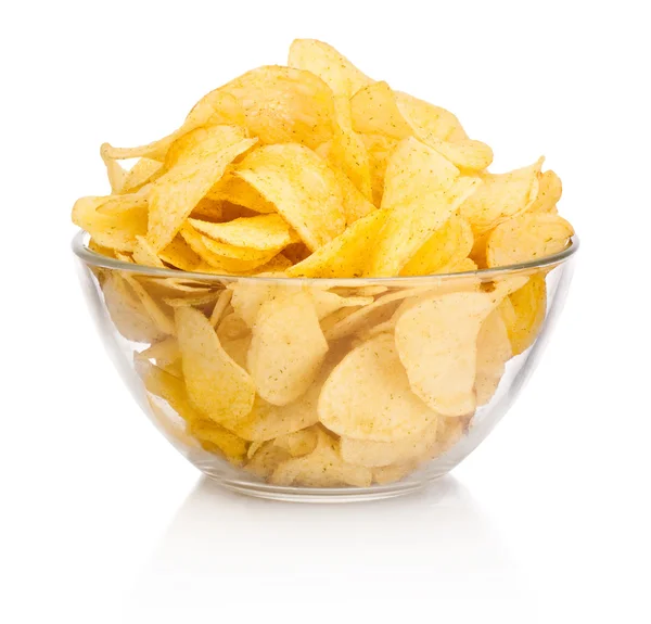 Potatischips i glasskål isolerad på vit bakgrund — Stockfoto