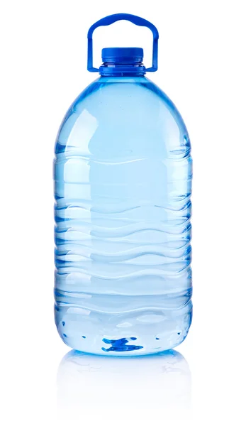 Botella de plástico de agua potable aislada sobre fondo blanco Imágenes de stock libres de derechos