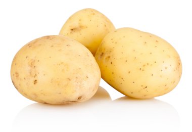 Beyaz arka plan üzerinde izole üç yeni patates