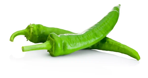 Zwei grüne Paprika isoliert auf weißem Hintergrund — Stockfoto