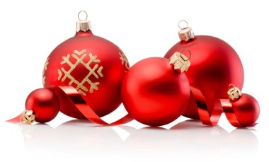 Noel kırmızı süslemeleri ve kıvrımlı kağıt kurdeleleri beyaz arka planda izole edilmiş.