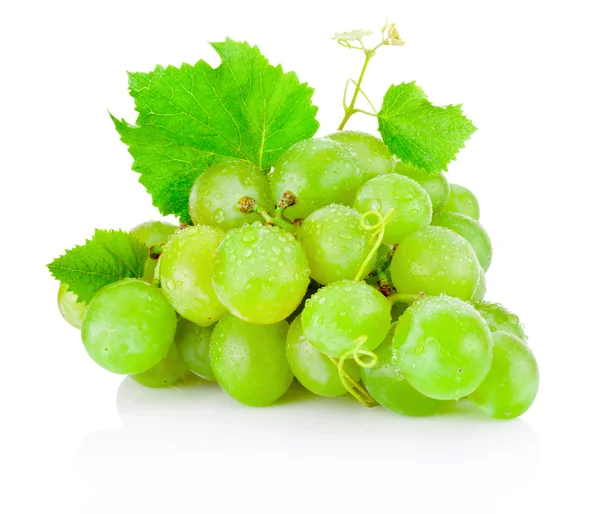 Ramo fresco de uvas verdes con hojas aisladas sobre fondo blanco Imagen de stock