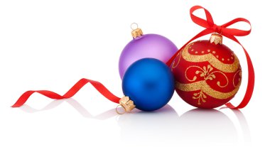 Üç süslemeleri Noel top şerit yay Isolated WHI doğum ile